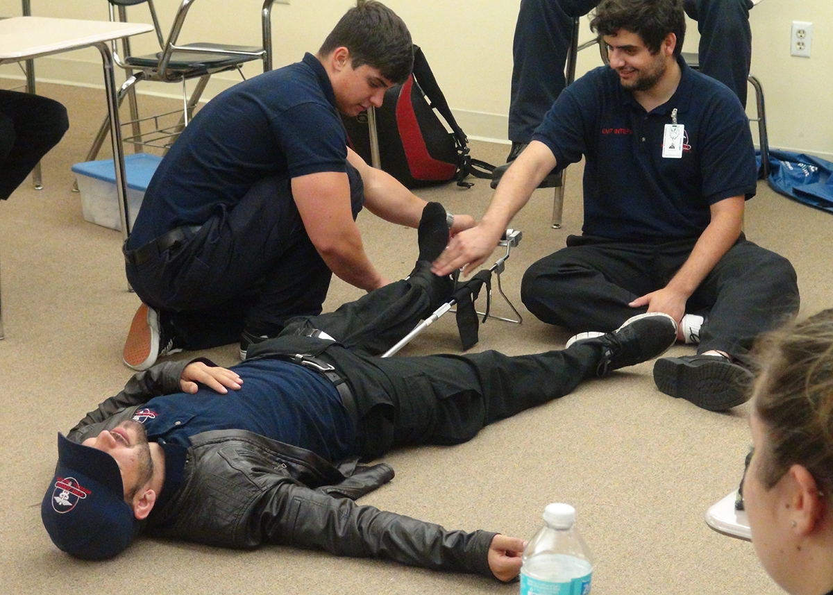 paramedic-students-practice
